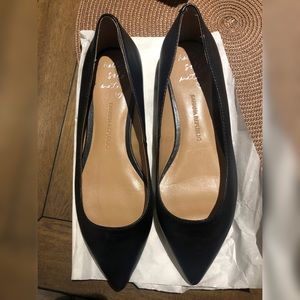 Pointed-toe black flats